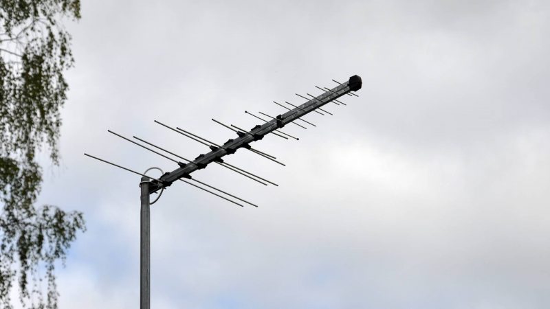 Arbeten med TV-antenner.